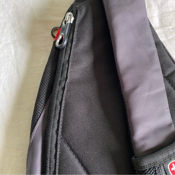 💕Swiss Gear, Multi-Section Crossbody Triangle Sling Bag - Picture 6 of 10